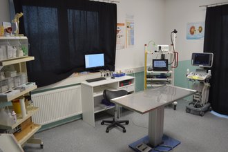 Behandlungsraum mit Ultraschall und Endoskopie-Turm